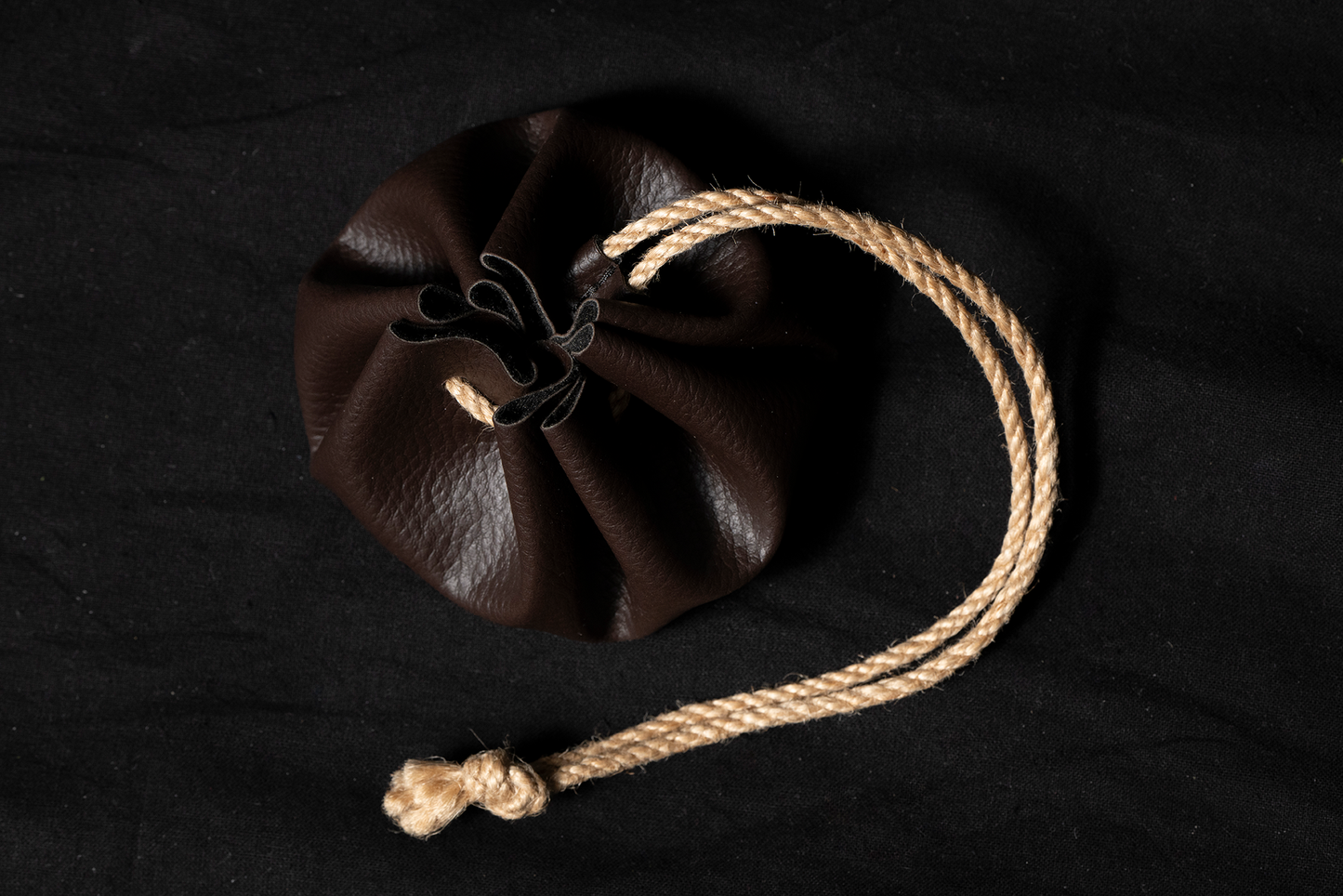 🎲 Mošnjiček za kocke s 6 različno obarvanimi kockami (1–4, 1–6, 1–8, 1–9, 1–12, 1–20).