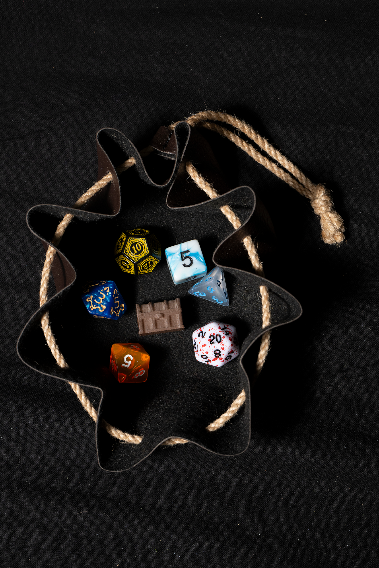 🎲 Mošnjiček za kocke s 6 različno obarvanimi kockami (1–4, 1–6, 1–8, 1–9, 1–12, 1–20).