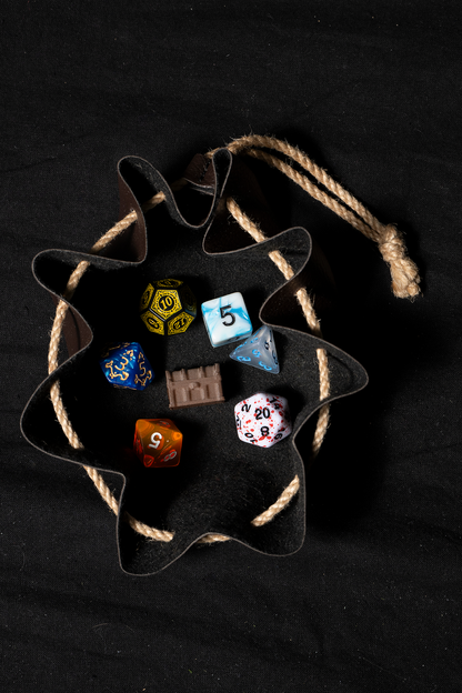 🎲 Mošnjiček za kocke s 6 različno obarvanimi kockami (1–4, 1–6, 1–8, 1–9, 1–12, 1–20).