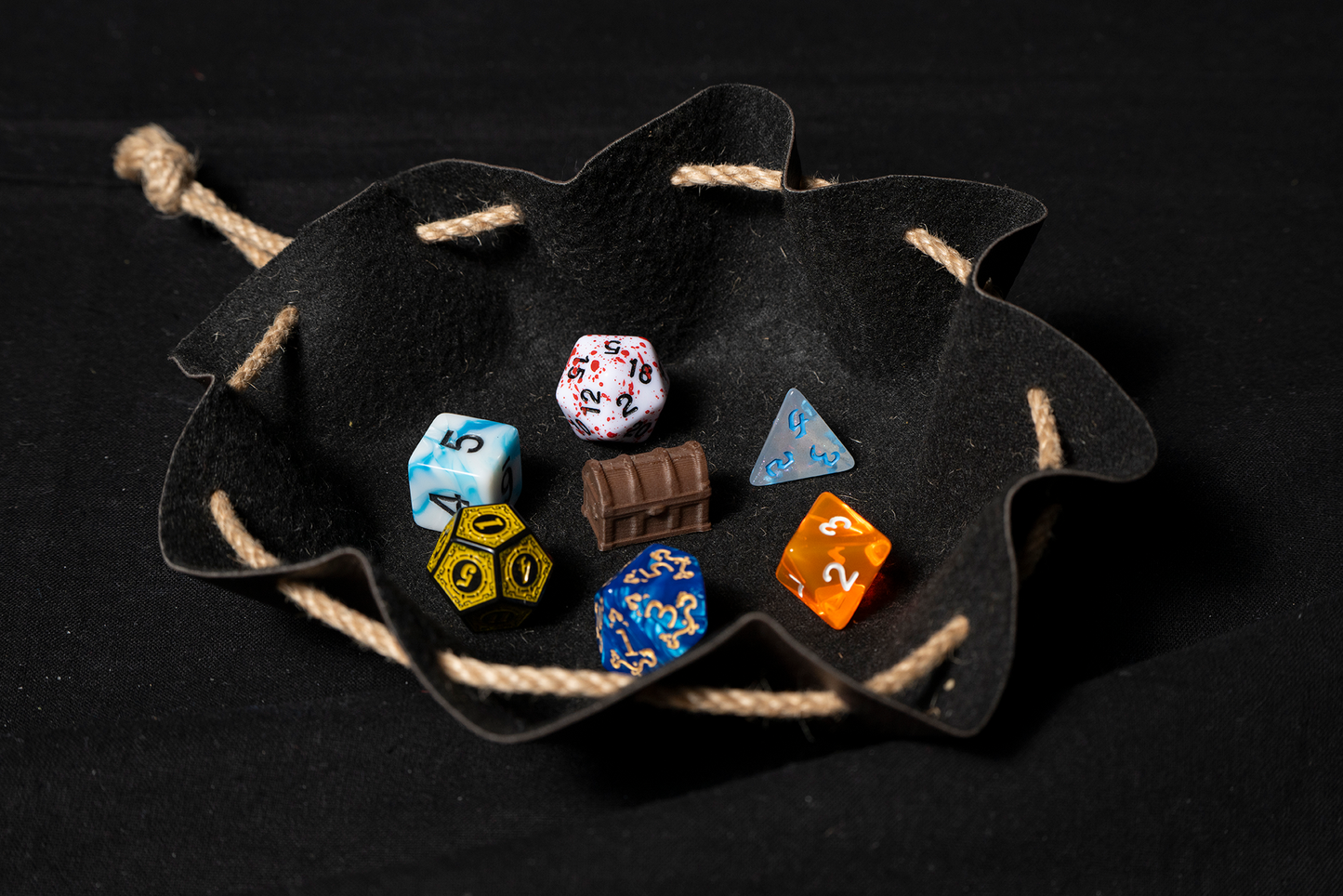 🎲 Mošnjiček za kocke s 6 različno obarvanimi kockami (1–4, 1–6, 1–8, 1–9, 1–12, 1–20).